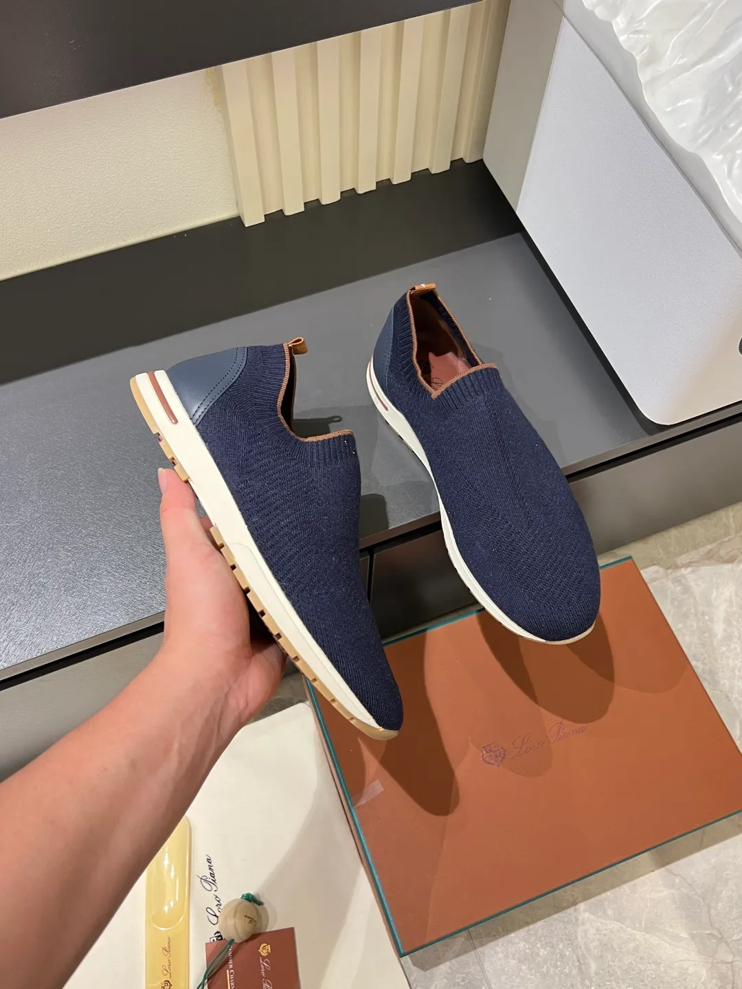 Men's Men's Shoes 💰p380 Loro Men's Shoes 💰piana/Noyo Piana 360 L Men's Shoes 💰p Flexy Walk Men's Sports Shoes These sports shoes are made of knitted wool uppers, and the heel is wrapped in smooth calf leather. Merino sheep are selected from Australia and New Zealand. The upper is machine-woven like a sweater, and then equipped with a white rubber outsole and a Kummel-colored sole. It is both beautiful and non-slip. The fabric is 100% cashmere and the insole is calf leather. It is super comfortable on the feet! Comes with full original packaging! Multiple colors available! Size: 38-44 (45 customized)